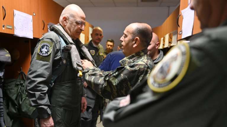 Δένδιας: 	Πτήση πάνω από το Αιγαίο με F16 Viper