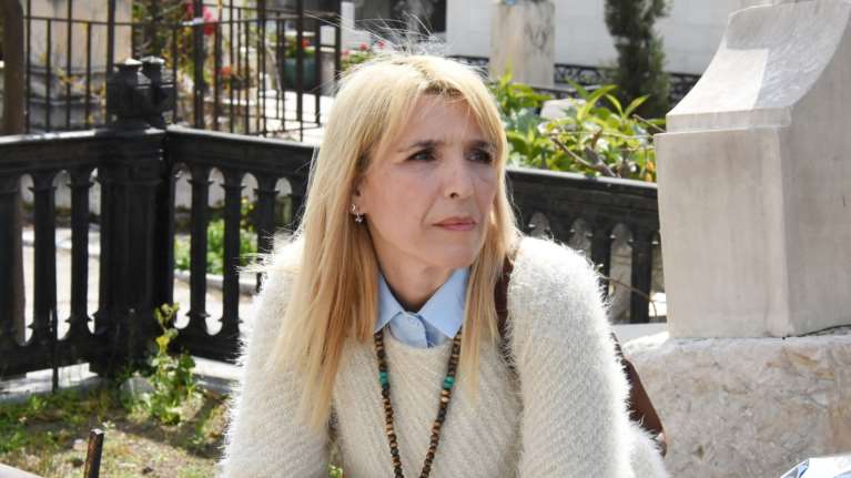 Επίθεση σε βάρος της Ρένας Κουβελιώτη ενώ έκανε ρεπορτάζ - Σοβαρά τραυματισμένη η δημοσιογράφος του Alpha