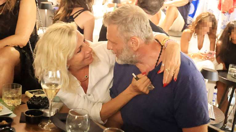 Ο Απόστολος Γκλέτσος και η σύντροφός του πιο διαχυτικοί από ποτέ - Τα φιλιά και οι αγκαλιές στη Μύκονο