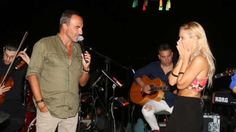 Νίκος Αλιάγας: Πήρε το μικρόφωνο, ανέβηκε στη σκηνή και τραγούδησε με τη Στεφανία Ρίζου [εικόνες]