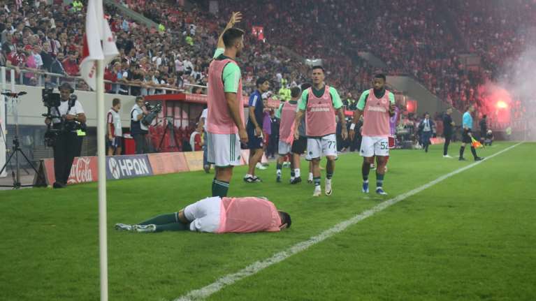 Ολυμπιακός - Παναθηναϊκός: Ταυτοποιήθηκε και συνελήφθη ο 21χρονος που πέταξε την κροτίδα