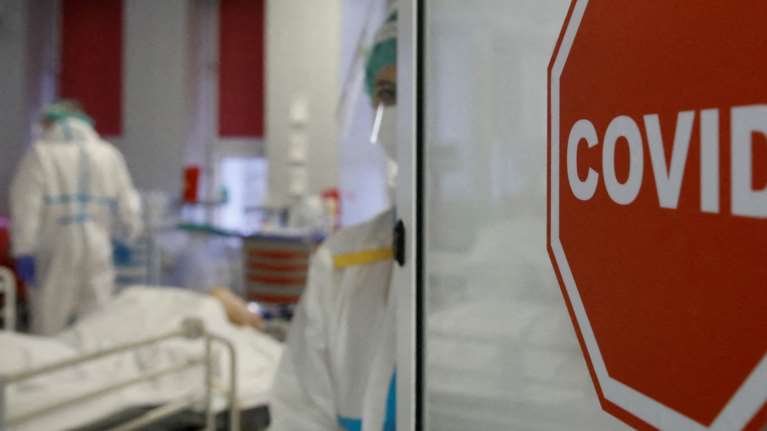 Γιατί η Όμικρον μπορεί να οδηγήσει σε συλλογική ανοσία - Τι υποστηρίζουν επιστήμονες στο Ισραήλ