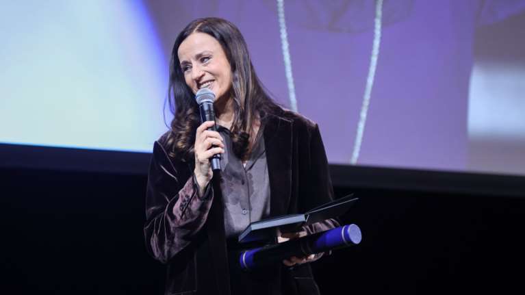 Σπουδαία διάκριση για μια σπουδαία ηθοποιό: Η Καρυοφυλλιά Καραμπέτη παρέλαβε το Μεγάλο Βραβείο Θεάτρου