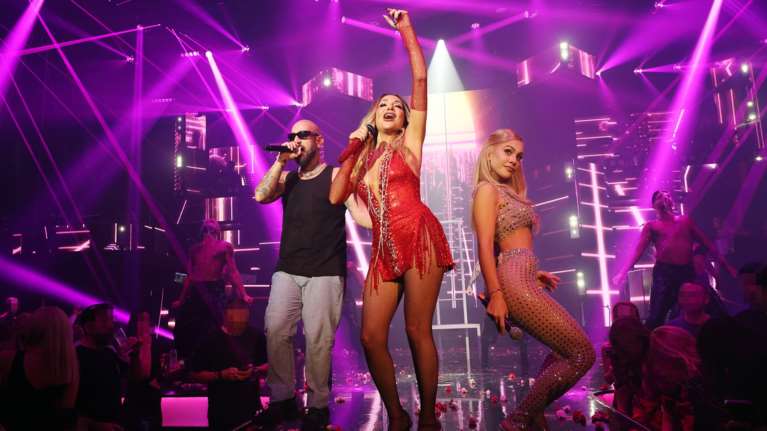 Κρόσια, ζαρτιέρες και δίχτυ: Τα κορμάκια που σχεδίασε η Κριθαριώτη για τη Βανδή, τα αρνητικά σχόλια και η απάντησή της