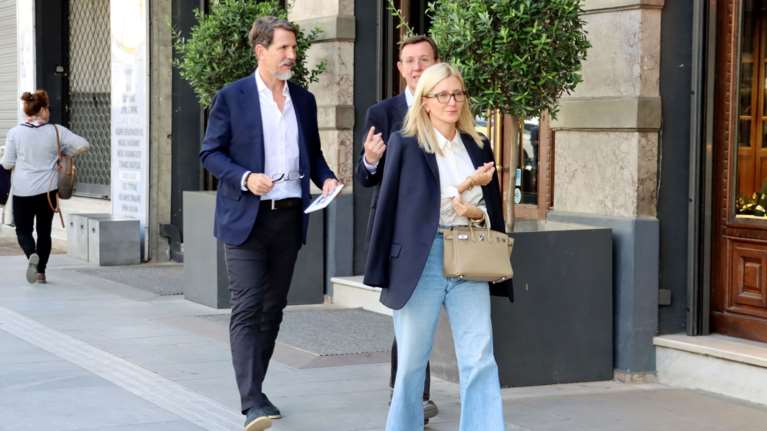 Μαρί Σαντάλ: Η casual chic βόλτα στο κέντρο της Αθήνας μαζί με τον Παύλο - Η Hermes τσάντα και οι Prada πρωινές γόβες της