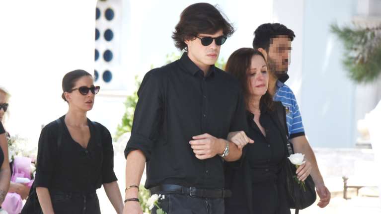 Κηδεία Αφροδίτης Γρηγοριάδου: Συντετριμμένη η κόρη της Κοραλία Καράντη μαζί με τον γιο της Εδουάρδο Καλημέρη