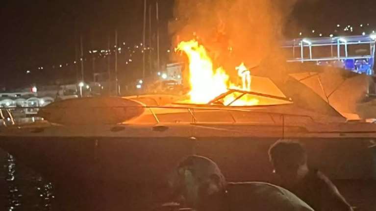 Φωτιά σε επιβατηγό τουριστικό σκάφος στο Αργοστόλι [βίντεο]