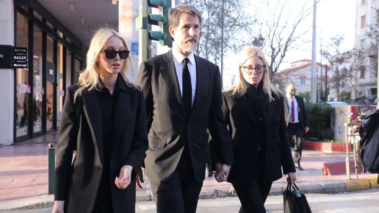 Παύλος - Μαρί Σαντάλ: Χαλαροί για φαγητό στο κέντρο της Αθήνας με την Ολυμπία και τον Αχιλλέα [εικόνες]