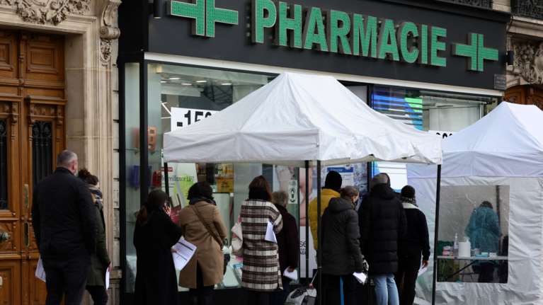 Μαύρο ρεκόρ στη Γαλλία: Πάνω από 368.000 κρούσματα σε μόλις μία μέρα