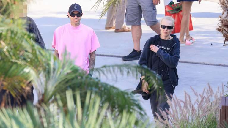 Τάμτα - Πάρης Κασιδόκωστας - Απόδραση στη Μύκονο για το ζευγάρι - Η βόλτα με casual outfit