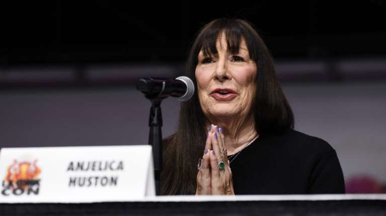 Αντζέλικα Χιούστον: Η συγκλονιστική εξομολόγηση της οσκαρικής ηθοποιού για τη μάχη με τον καρκίνο