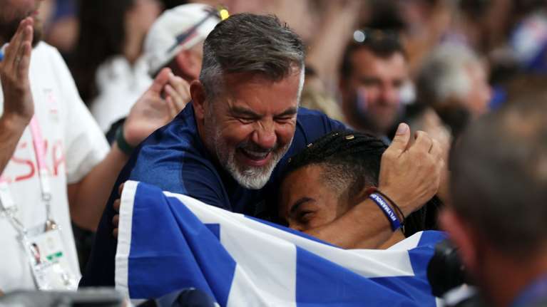 Συγκλονίζει ο Χάρης Καραλής: &quot;Παιδί μου, κερδίσαμε - Νικήσαμε τον ρατσισμό και την άβυσσο που παραλίγο να μας καταπιεί&quot;