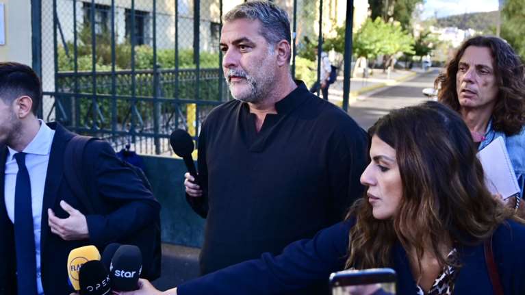 Ο Μπισμπίκης ζήτησε συγγνώμη και πήγε γλυκά σε όσους υπέστησαν ζημιές από το τροχαίο στη Φιλοθέη