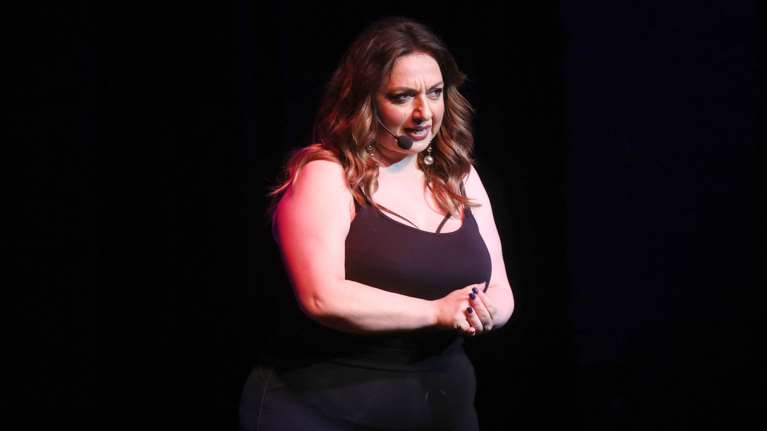 Ιερέας μηνύει την ηθοποιό Σοφία Μουτίδου για την &quot;Παναγία Αχαΐρευτη της Μυκόνου&quot; - Το επίμαχο βίντεο