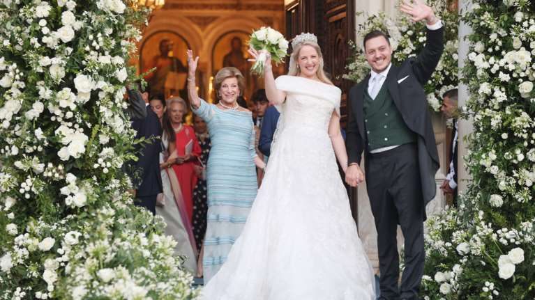 Νεόνυμφοι η Θεοδώρα και ο Μάθιου Κουμάρ: Η έξοδος από την εκκλησία, το πρώτο φιλί και οι οικογενειακές φωτογραφίες