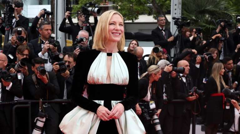 Διακοπές στην Πάρο για την Κέιτ Μπλάνσετ - Σε γνωστό εστιατόριο του νησιού με τον σύζυγό της [βίντεο]