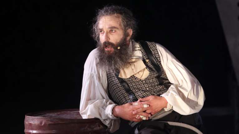 Άρης Σερβετάλης: Αντικαθίσταται τελικά ο ηθοποιός στην παράσταση - Το μήνυμα της παραγωγής [Βίντεο]