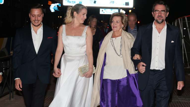 Το αποχαιρετιστήριο brunch της Θεοδώρας: Το ινδικό φόρεμα της νεόνυμφης, η κομψή Άννα Μαρία με φλοράλ και η wedding bag με τα ελληνικά προϊόντα