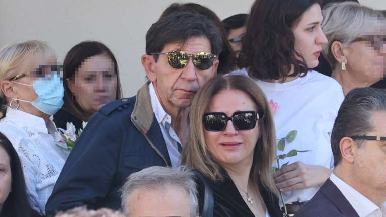 Συντετριμμένη η Μπέσσυ Μάλφα στην κηδεία της Κάτιας Νικολαΐδου - Την κρατούσε ο σύζυγός της [εικόνες]