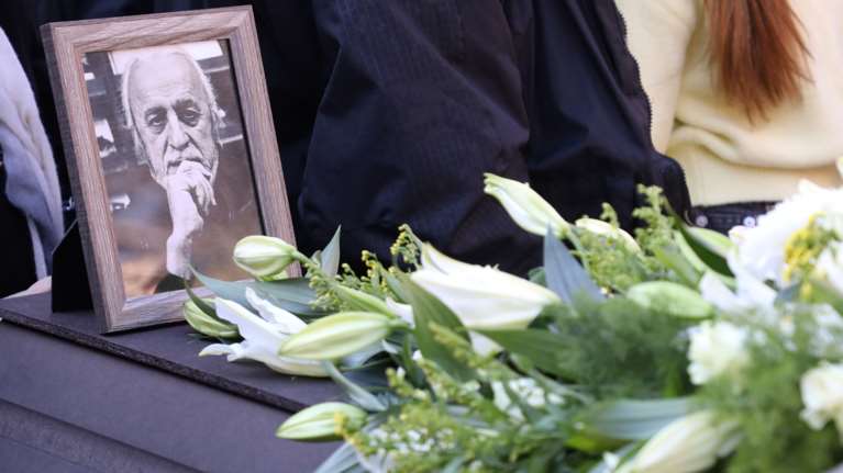 Θλίψη στην κηδεία του Νότη Μαυρουδή: Πλήθος κόσμου στο τελευταίο αντίο - Ποιοι έδωσαν το παρών [εικόνες]