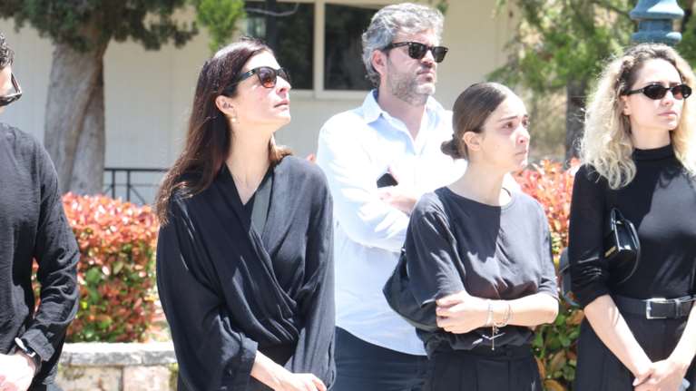 Κηδεία Νίκου Γαλανού: Απαρηγόρητοι οι ηθοποιοί της Γης της Ελιάς - Κατέρρευσε η Κουλουκάκου, συντετριμμένη η Νεοφύτου