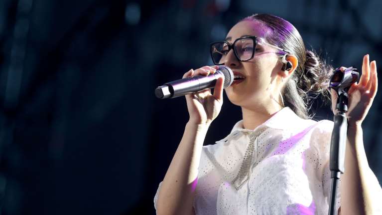 Eurovision: Η Κλαυδία που ήθελε να γίνει Παπαρίζου ζει το όνειρο-  Ο Πόντος, ο σύντροφός της Ότζι και τα τυχερά σκουλαρίκια