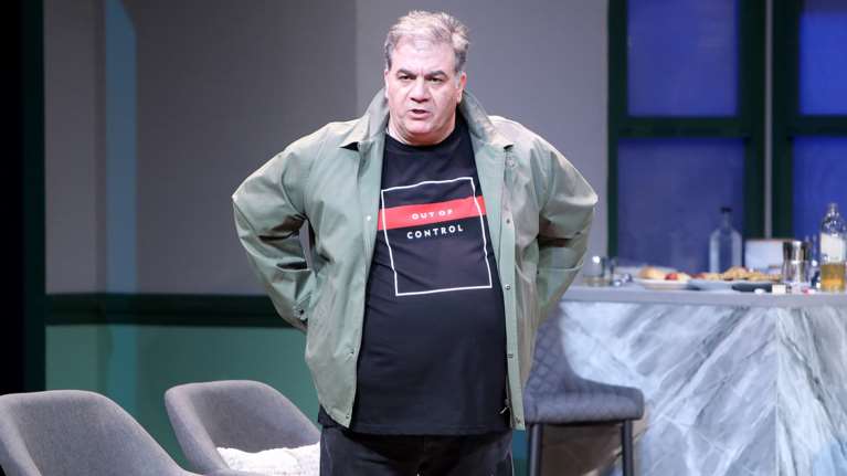 Η μεγάλη επιστροφή του Δημήτρη Σταρόβα στη σκηνή μετά το εγκεφαλικό [βίντεο]