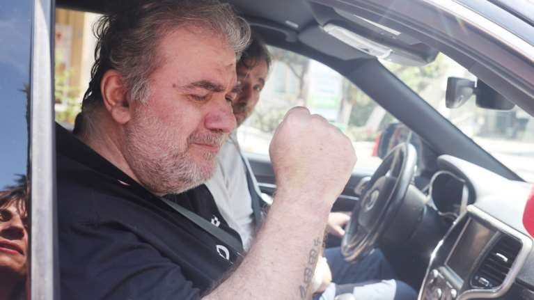 Πήρε εξιτήριο ο Δημήτρης Σταρόβας: Δακρυσμένος και με το χέρι στην καρδιά ευχαριστούσε για τη συμπαράσταση [εικόνες]