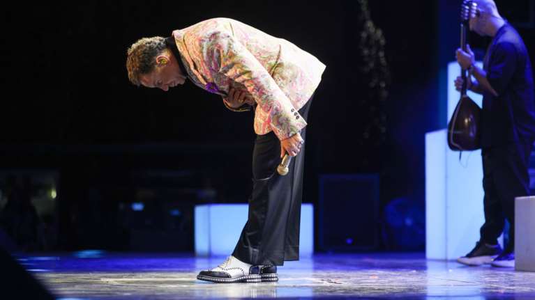 Γιώργος Μαζωνάκης: Επέστρεψε στη σκηνή και αποθεώθηκε - Η εμφάνιση με τον Φοίβο Δεληβοριά που έγινε sold out σε 3 ώρες