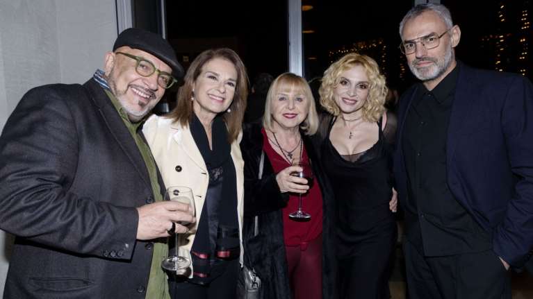 Ελεωνόρα Ζουγανέλη: Για πρώτη φορά φωτογραφίζεται με τους γονείς της και τον σύντροφό της, Νίκο Συρίγο