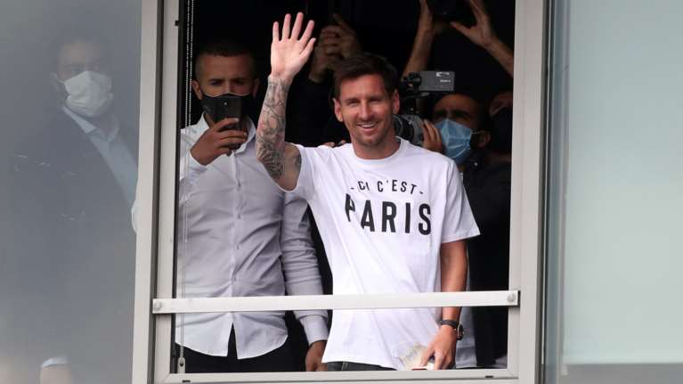 Έφτασε στο Παρίσι ο Μέσι: Υποδοχή ήρωα του επιφύλασσαν οι Γάλλοι [εικόνες]