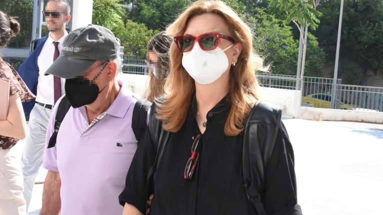 Δίκη Φιλιππίδη: Ξέσπασε σε λυγμούς η Ελπίδα Νίνου στην κατάθεσή της - &quot;Όλα έγιναν για εκδίκηση, δεν είναι βιαστής&quot;