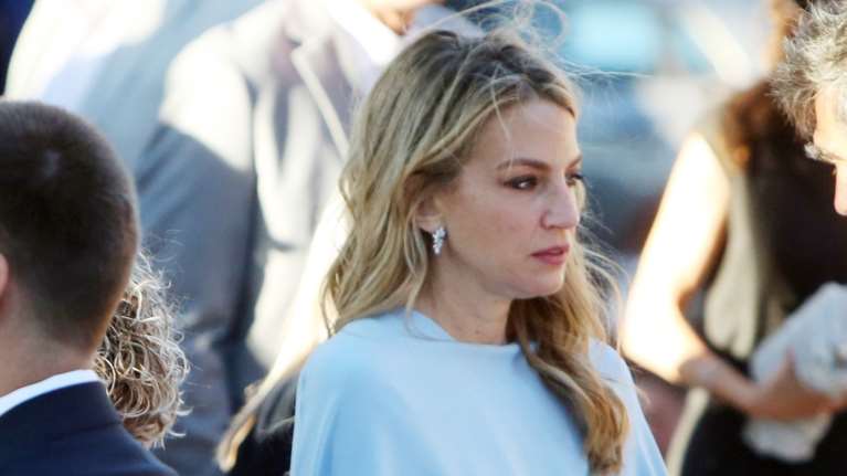 Χρυσή Βαρδινογιάννη: Με τον Νικόλαο Ντε Γκρες σε κοσμικό δείπνο - Πώς αναβάθμισε το μαύρο κοστούμι της