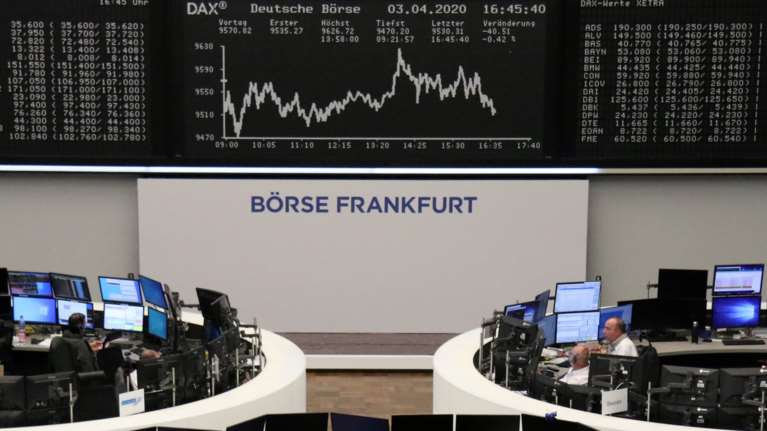 Ανεβαίνουν τα χρηματιστήρια καθώς επιβραδύνονται οι θάνατοι λόγω του κορονοϊού