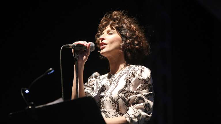 Κατερίνα Παπουτσάκη: Με κυνηγούσαν μέσα στα σκοτάδια, έκλαιγα κι αυτοί μου έλεγαν &quot;σ’ αρέσει τώρα, σ&#39; αρέσει;&quot; [Βίντεο]