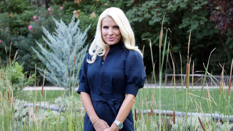 Η Μενεγάκη ποζάρει πάνω σε φουσκωτό, με ασπρόμαυρο καφτάνι - Το τρολάρισμα του γιου της