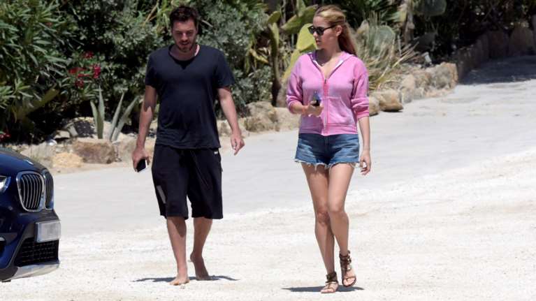 Γενέθλια για τον Θεοδωρίδη - Η εντυπωσιακή τούρτα και η φωτό με τη Νομικού και τα παιδιά τους