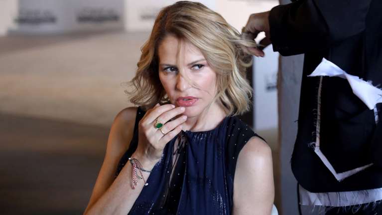 Τζένη Μπαλατσινού: Σε fashion show με σιθρού μάξι αέρινο φόρεμα στο μπλε της θάλασσας