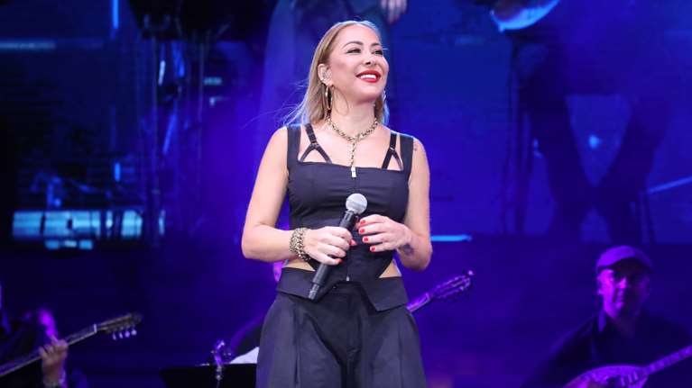 Εγκλωβίστηκε και η τραγουδίστρια Μελίνα Ασλανίδου στο λιμάνι του Βόλου - Μαζί με τους μουσικούς της