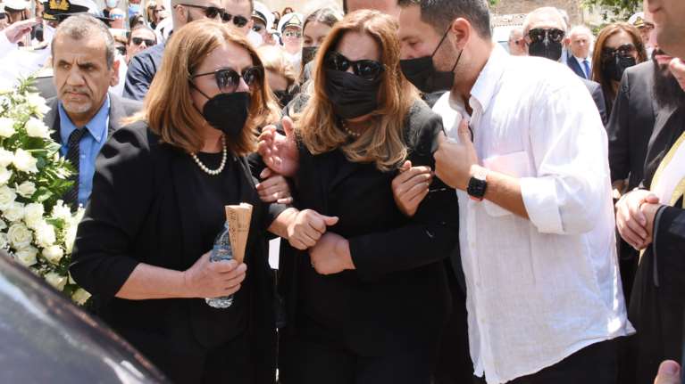 Ο σπαρακτικός επικήδειος της Μοιραράκη στον σύζυγό της: Ο πόνος είναι αβάσταχτος, ζήσαμε μια ζωή σαν παραμύθι