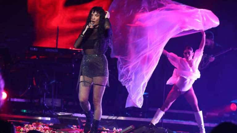 Πάολα: Χαμός με την τραγουδίστρια που τελικά τραγούδησε 4 ημέρες μετά τα Τέμπη – Τι απαντά η ίδια [βίντεο]