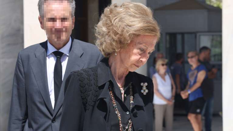 Βασίλισσα Σοφία: Συντετριμμένη στην κηδεία του θείου της πρίγκιπα Μιχαήλ μαζί με την αδελφή της Ειρήνη