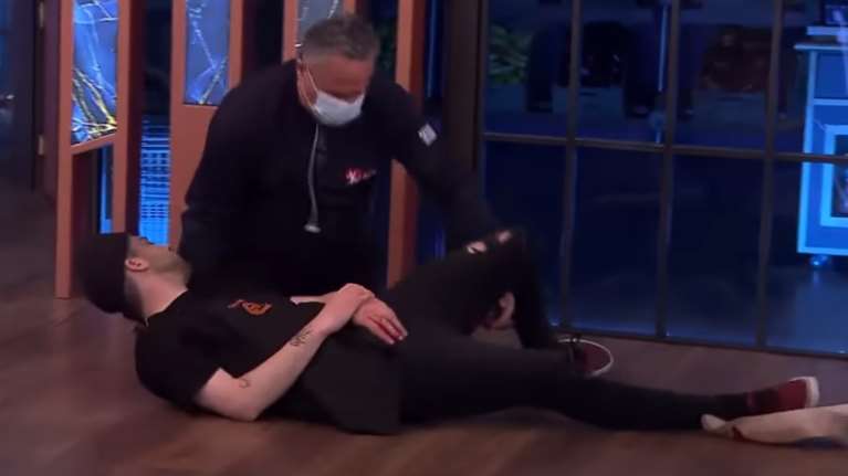 Σοκαριστικό ατύχημα στην κουζίνα του MasterChef - Εκοψε το δάχτυλό του και λιποθύμησε [βίντεο]