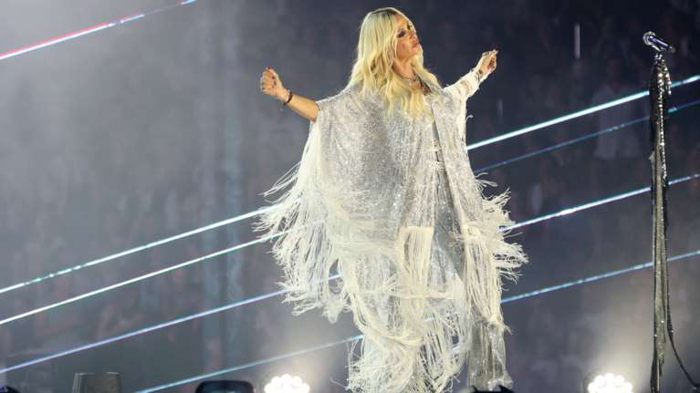 Σε συναυλία της Άννας Βίσση ο σχεδιαστής Ζαν Πολ Γκοτιέ - Ποιο σημαδιακό τραγούδι του αφιέρωσε [βίντεο]