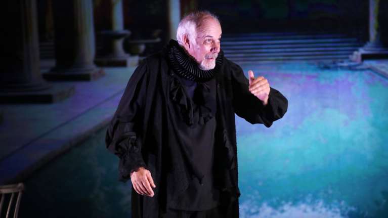 Γιώργος Κιμούλης: Άδειο το μισό θέατρο στην πρεμιέρα της παράστασης στην Καλαμάτα [Βίντεο]