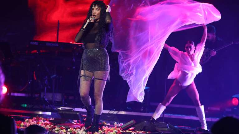 Πάολα: Η απάντηση της τραγουδίστριας μετά τον σάλο για το τσιγάρο στην πίστα [βίντεο]