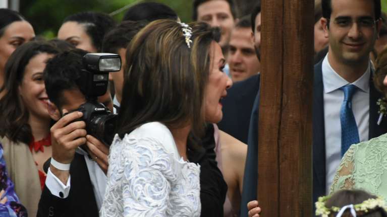 Η μητέρα του γαμπρού: Το διπλό ασημί φόρεμα της Γιάννας Αγγελοπούλου, η γαλλική δαντέλα, το headpiece και η ψευδαίσθηση ουράς...