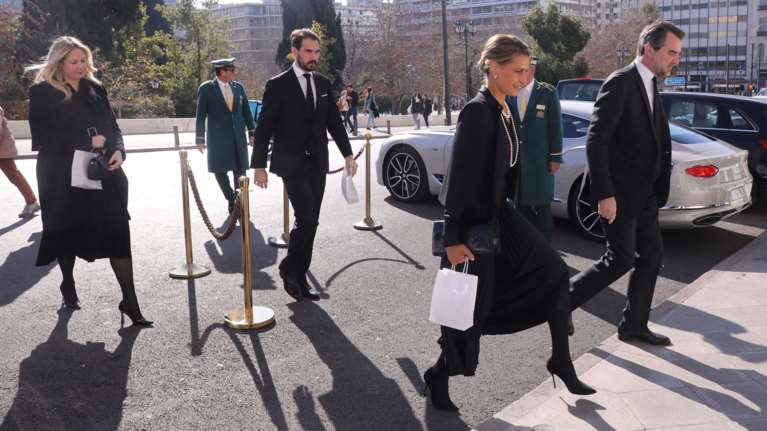 Μνημόσυνο τέως βασιλιά Κωνσταντίνου: Επέστρεψε στο ξενοδοχείο η οικογένειά του [εικόνες]