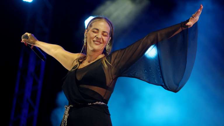 Η Νατάσα Μποφίλιου απαντά για το "ακριβό επαναστατικό" φόρεμα στη συναυλία: Εκανε 148 ευρώ όχι 2.000...