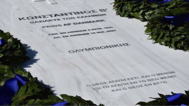 Τέως βασιλιάς Κωνσταντίνος: Τι σημαίνει ο στίχος από το Ευαγγέλιο στο μνήμα του στο Τατόι [βίντεο]